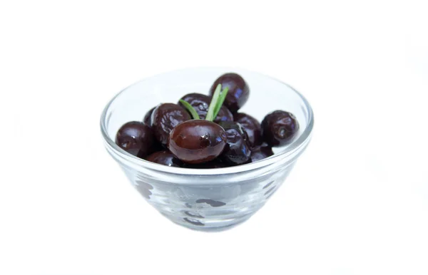 Черные оливки на миске — стоковое фото