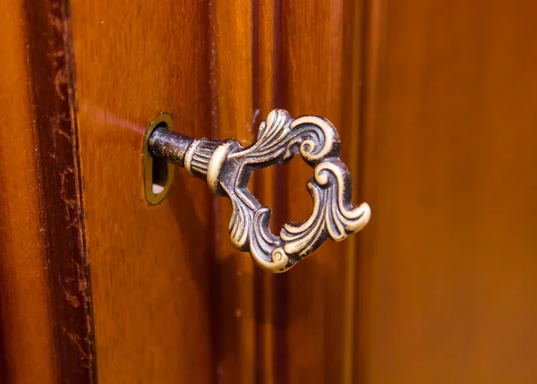Antica chiave nella serratura — Foto Stock