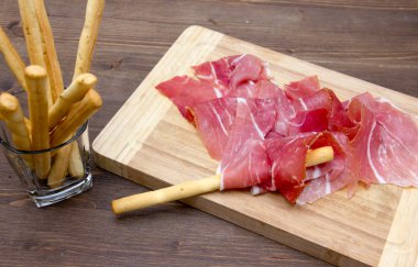 Kesme tahtası ekmek sopa ile jambon