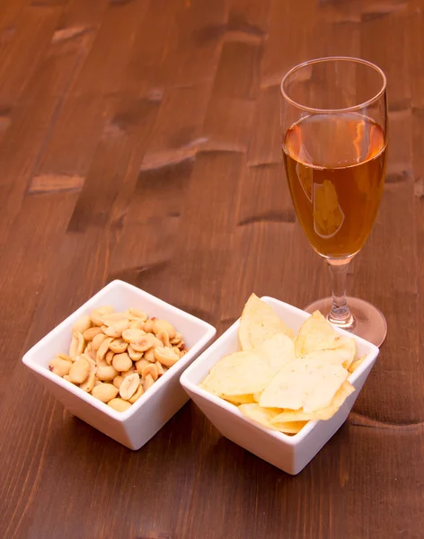 Aperitif and pretzels on wood — Stock Photo, Image