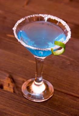 Ahşap üzerine mavi kokteyl kapatın