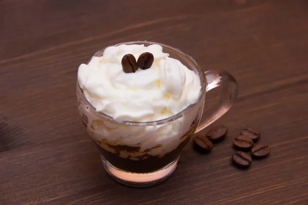 Taza con café y crema sobre cierre de madera — Foto de Stock