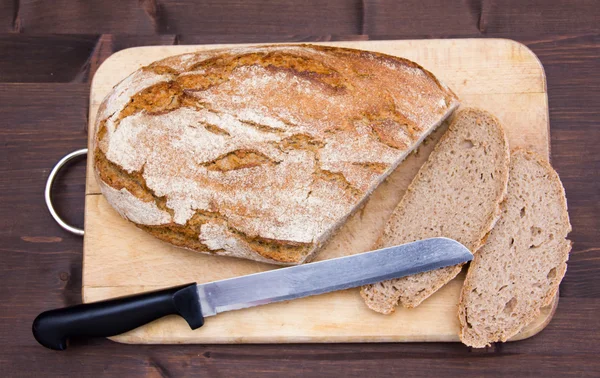 Pain sur planche à découper avec couteau sur bois d'en haut — Photo