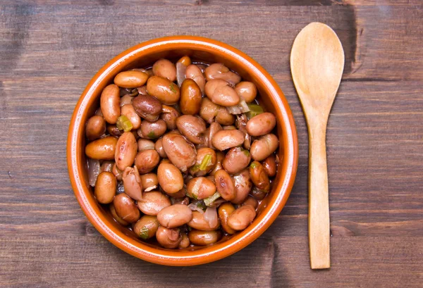 Fagioli rossi in ciotola rustica su legno dall'alto — Foto Stock