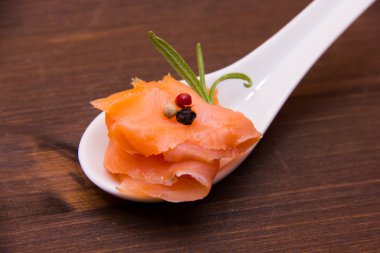 Kaşık füme somon yakın görülen ağaç