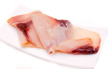 Kılıçbalığı küçük tepsi üzerinde füme