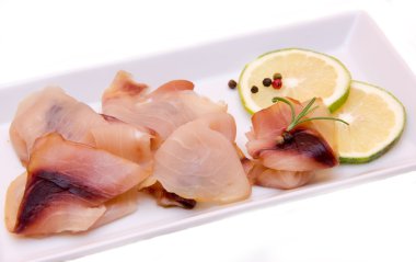 Tepsi üzerinde füme Kılıçbalığı kapatın