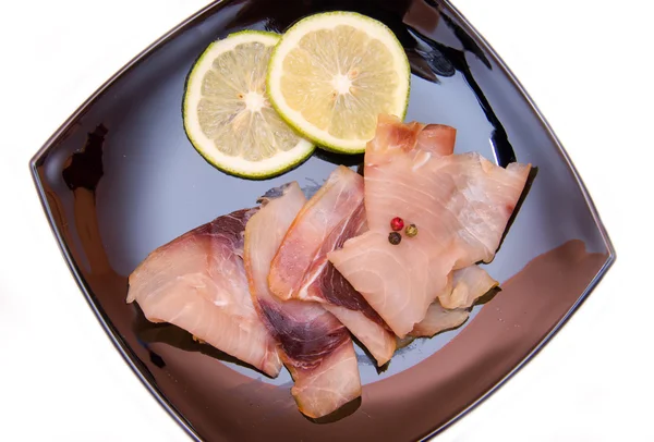 Geräucherter Schwertfisch auf dem schwarzen Teller von oben und unten — Stockfoto