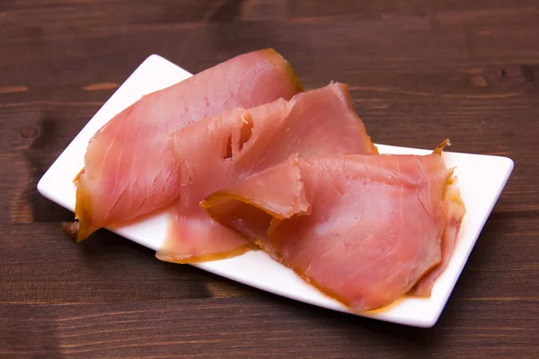 Tuna ahşap üzerine küçük tepsi üzerinde füme