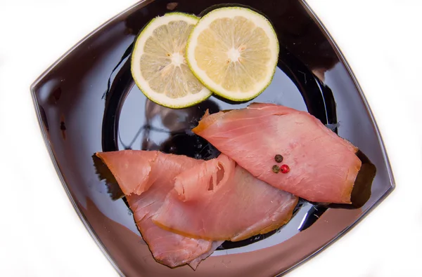Geräucherter Thunfisch auf dem schwarzen Teller von oben und unten — Stockfoto