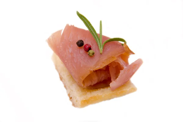 Rökt tonfisk på toast — Stockfoto