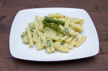 Kuşkonmaz ahşap üzerine kremalı makarna