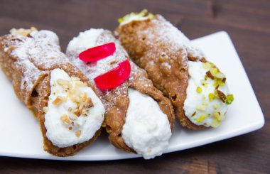 Cannoli ile ahşap üzerine ricotta peyniri kapatın