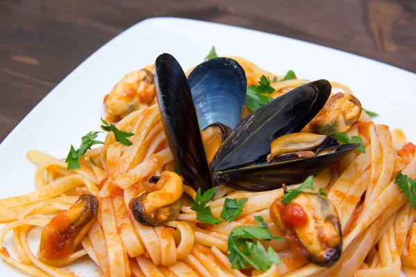 Ahşap kapatma midye makarna