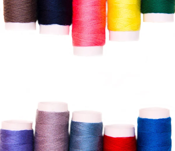 File in de boven- en onderkant van naaigarens in verschillende kleuren — Stockfoto