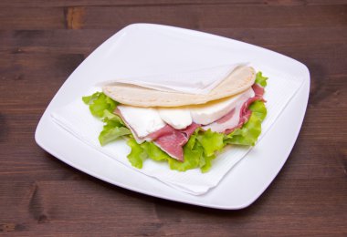 Jambon ve odun mozzarellalı gözleme