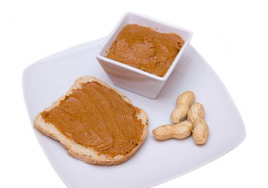 dilim ekmek ve fıstık ezmesi ile