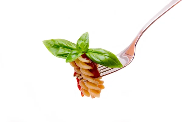 Garfo com fusilli e molho de tomate com manjericão — Fotografia de Stock