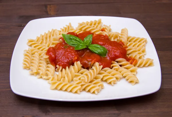 Fusilli med tomatsås på trä — Stockfoto