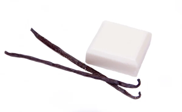 Vanilleseife auf Weiß — Stockfoto