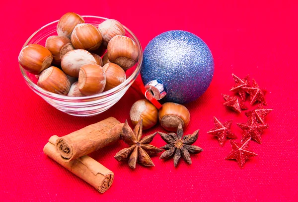 Nocciole in ciotola sul tema di Natale — Foto Stock