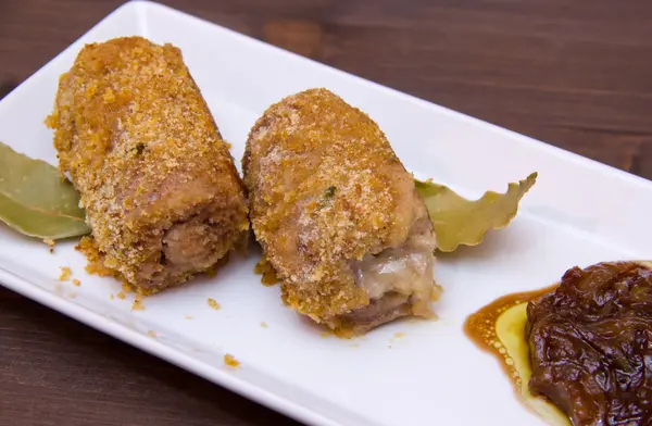 Rollos de carne empanados en la bandeja en madera cerrar — Foto de Stock