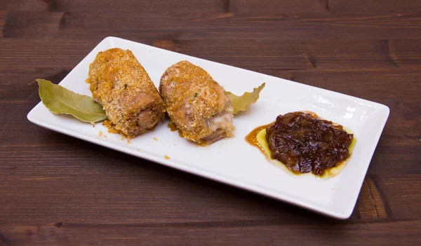 Rollos de carne empanados en la bandeja sobre madera — Foto de Stock