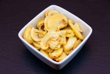 Kayrak baharatlı kare kase mantar