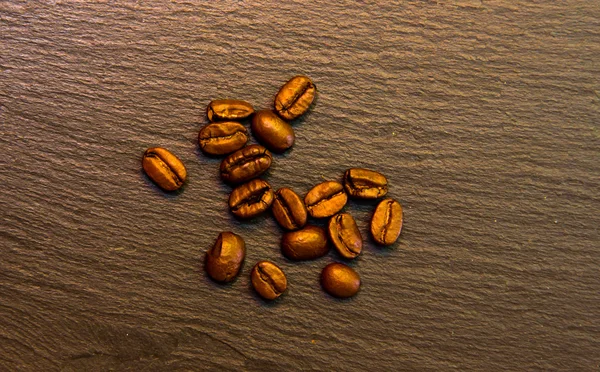 Kávová zrna na vrcholu břidlice — Stock fotografie