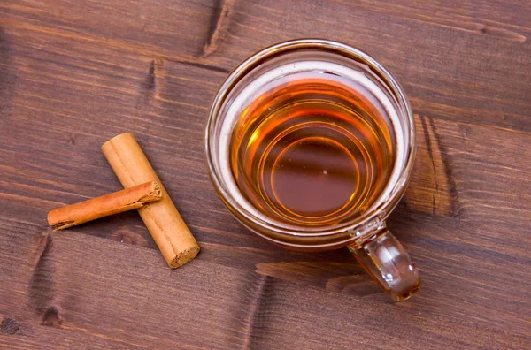 Chá de ervas com canela em madeira de cima — Fotografia de Stock