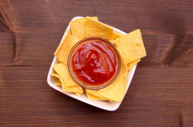 Mısır cipsi ve ahşap yukarıdan üzerine sıcak sos ile kase