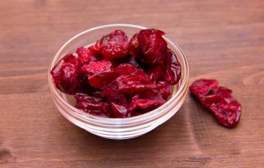 Ahşap üzerine kurutulmuş cranberries