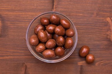 Üstte ahşap kase üzerinde çikolata şeker