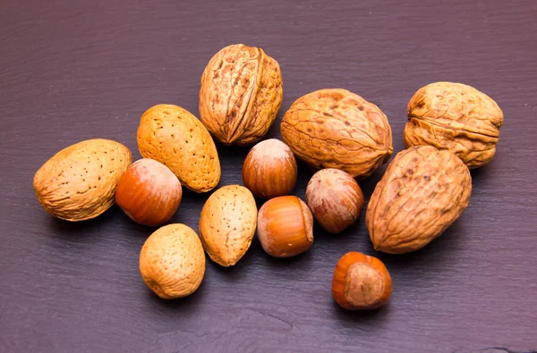 Frutas secas sobre pizarra — Foto de Stock