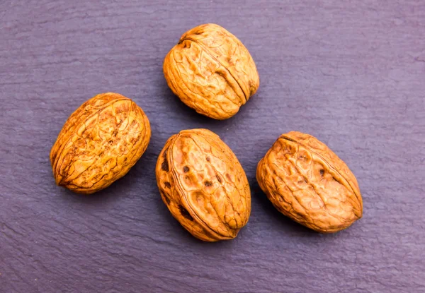 Nueces en la pizarra superior — Foto de Stock