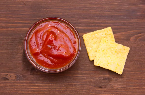 Salsa épicée avec copeaux de maïs sur bois d'en haut — Photo