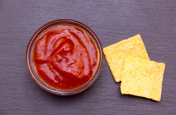 Mısır cipsi kayrak üstte baharatlı salsa — Stok fotoğraf