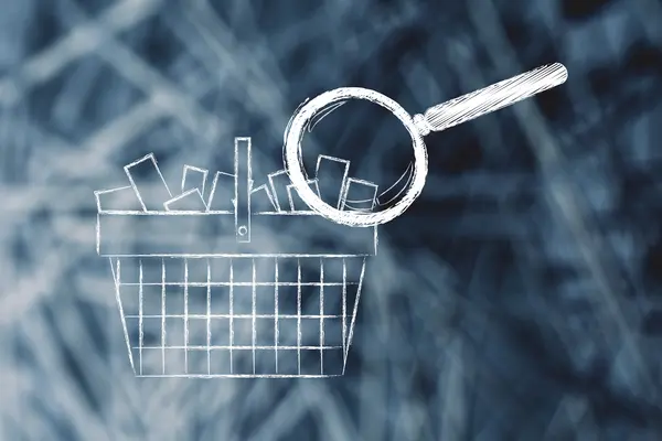 Vergrootglas analyseren van een winkelmandje vol met items — Stockfoto