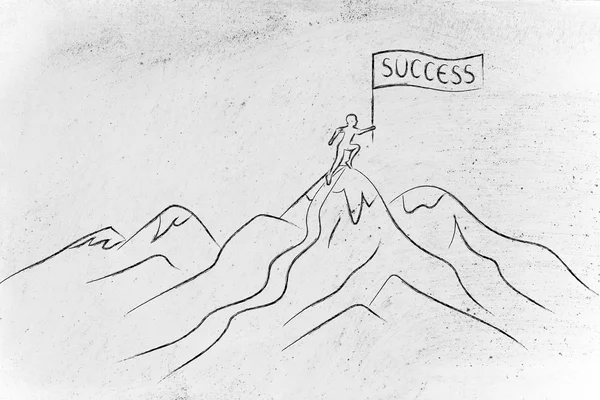 Persona con bandera de éxito de pie en la cima de una montaña — Foto de Stock