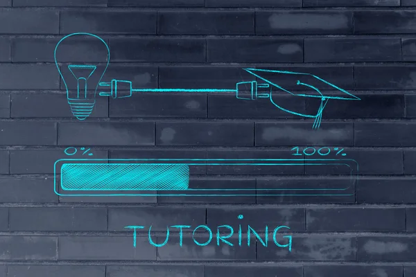 Afstuderen caps & gloeilamp verbonden door stekker, tutoring — Stockfoto