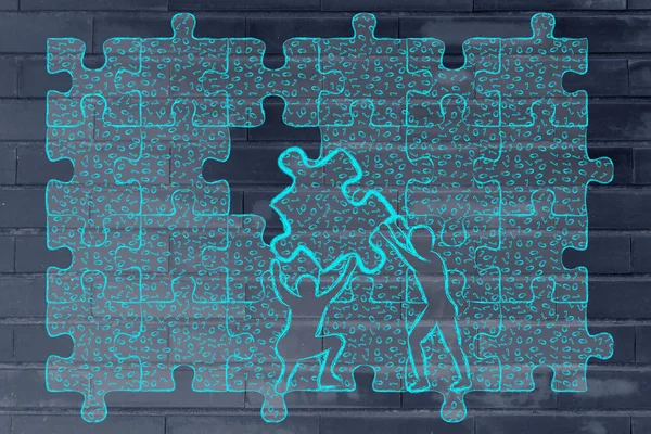 Männer heben Puzzleteil mit chaotischem Binärcode, um eine Lücke zu füllen — Stockfoto