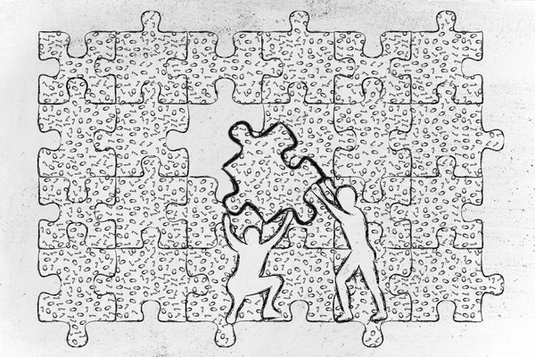 Hommes soulevant pièce de puzzle avec le code binaire salissant pour combler un vide — Photo