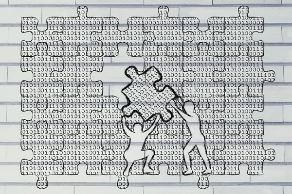 Hommes soulevant pièce de puzzle avec code binaire pour combler un vide — Photo