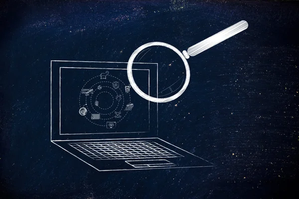 Laptop geanalyseerd door vergrootglas, antivirusscan — Stockfoto