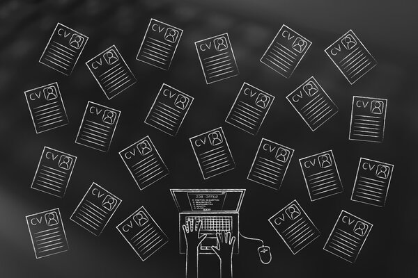  пользователь ноутбука окружен большим количеством резюме
