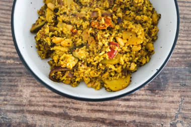 sağlıklı bitkisel yemek tarifleri konsepti, vejetaryen kinoa salatası kızarmış akdeniz sebzeleri ve cannellini fasulyesi.