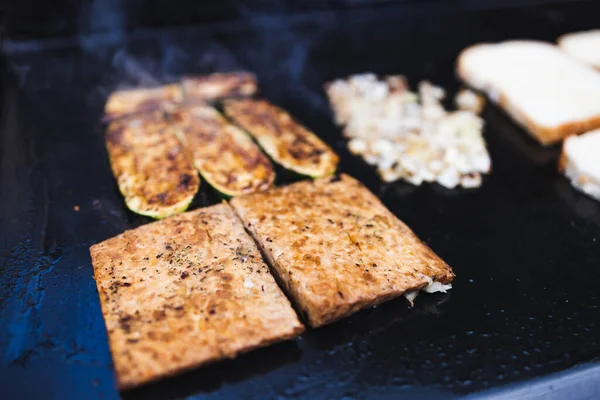 Zdravých Rostlinných Potravin Recepty Koncept Vegan Tempeh Cukety Cibule Grilování — Stock fotografie