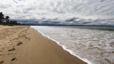 Seven Mile plajı Tazmanya, Avustralya 'daki Hobart şehrinin hemen dışında el değmemiş altın bir kumsal.