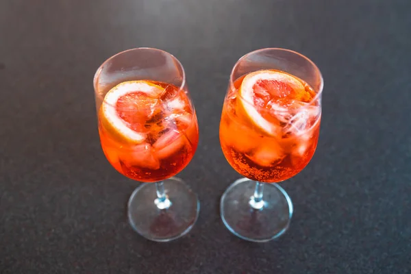 Copos Vinho Com Coquetéis Spritz Laranja Bancada Cozinha Tiro Profundidade — Fotografia de Stock