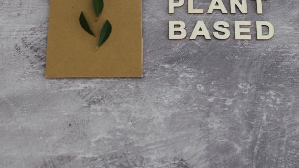 对环境的选择 以植物为基础的文字 带有购物袋和叶子的简约混凝土背景和相机倾斜 — 图库视频影像